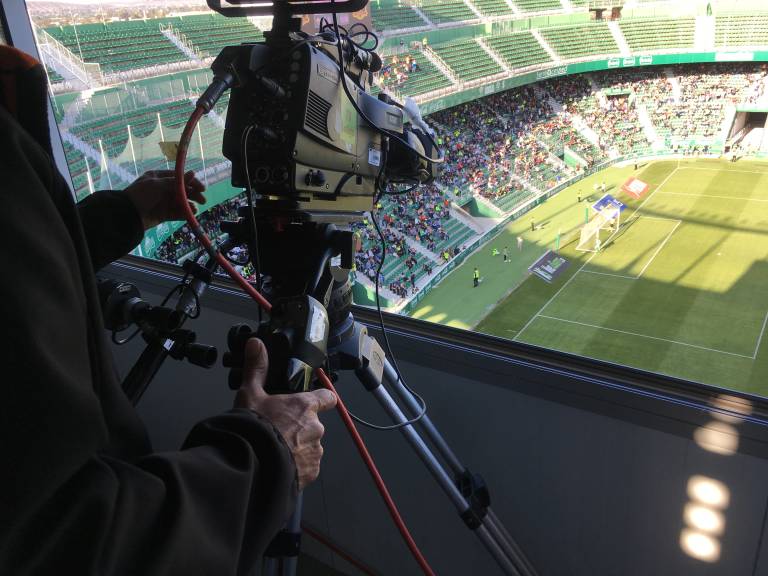 Una cámara realiza una grabación durante un partido del Elche CF / Alicanteplaza.es